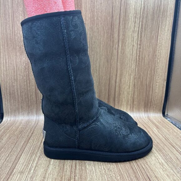 UGG Classic Tall Baroque Embossed Paisley Black Premium Logo Plate Size 6 - Picture 1 of 13